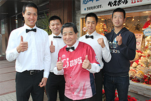 小山翔吾（右から２番目）歌手デビュー
髙橋遥人（右端）阪神タイガース
2人ともベースボールにてアルバイト